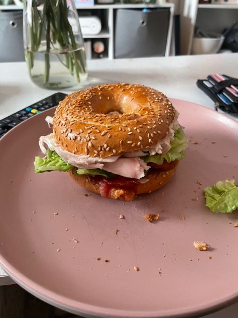 Roast Chicken, Bacon, Lettuce, Toasted Bagel Chicken Bagel Sandwich, Bagel Sandwich Lunch, Chicken Bagel, Lunch Bagel, Chicken Bacon Sandwich, Toasted Bagel, Bacon Sandwich, Bagel Sandwich, Simple Meals