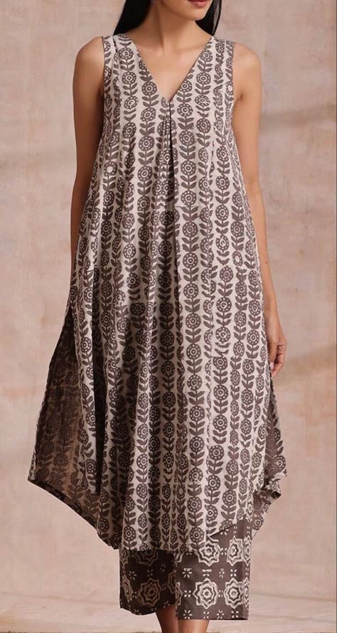 Modern Kurthi Ideas, Kurti Design Ideas Style, Sleeveless Kurtis Design, Kurta Unique Designs Women, Wide V Neck Kurti Design, Kalamkari Tops Designs, Sleevless Kurti Outfit, Summer Kurtas For Women, Ethnic Coord Sets For Women