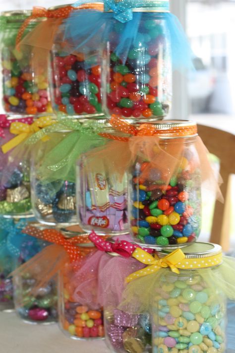 Candy Bar for birthday party Candy Centerpieces For Party, Candy Centerpiece, Easter Mason Jars, Theme Carnaval, Candy Centerpieces, Candy Birthday Party, Candy Party Favors, Baby Food Jars, Candy Theme