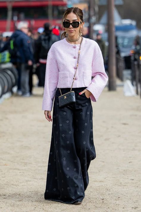 Nuevos looks con trajes y chaquetas de tweed fichados entre las invitadas a Chanel - Foto 5 Estilo Chic, Street Style Outfit, Coco Chanel, Chanel Bag, Coco, Chanel, Street Style, Fashion Outfits, Collage