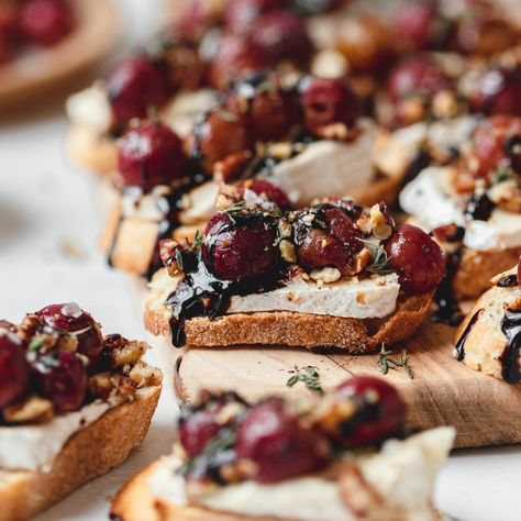 Balsamic Roasted Grape and Brie Crostini Easy Tapas Recipes, Grape Appetizers, Easy Tapas, Nye Appetizers, Brie Crostini, Easy Spanish Recipes, Roasted Grapes, Spanish Tapas Recipes, New Years Appetizers