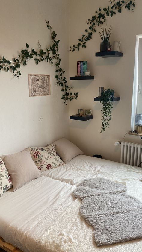 Vines Decor, Boho Room Inspiration, Bedroom Ideas For Small Rooms Diy, Dorm Room Styles, Dorm Room Wall Decor, Easy Room Decor, Dorm Room Walls, Dorm Room Inspiration, Pinterest Room Decor