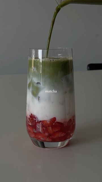 Iced Strawberry Matcha Latte, Strawberry Matcha Latte, Matcha Iced, Matcha Cafe, Strawberry Matcha, Matcha Drink, Idee Pasto, Iced Matcha, Hilarious Photos