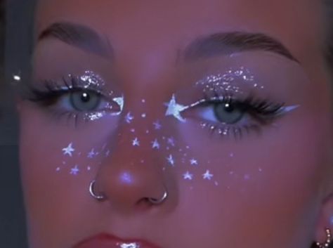 Star Witch Makeup, Celestial Fairy Makeup, Star Makeup Halloween, Space Royalty Aesthetic, Witch Cosplay Makeup, Moon Costume Makeup, Purple Star Makeup, Star Freckles Makeup, Star Gem Makeup