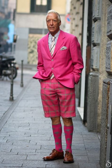 MILAN MEN STREET STYLE 2014 Men In Pink, Men Street Look, Handsome Italian Men, Style 2014, Handsome Men Quotes, Handsome Style, Handsome Arab Men, Older Man, Milan Street Style