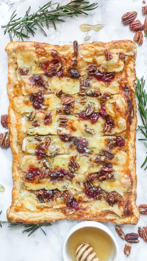 Brie and cranberry tart - Asili Glam Christmas Savoury Tart Recipes, Christmas Comfort Food, Brie Pie Crust Appetizer, Brie And Cranberry Puff Pastry, Brie Recipes Puff Pastry, Cranberry Brie Tarts, Cranberry Brie Pastry, Brie Tarts, Brie Tart