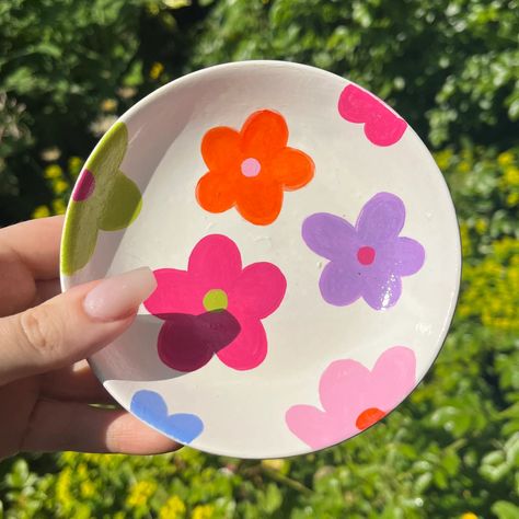 Painting Ideas On Ceramic Plate, Hand Painted Pottery Bowl, Hand Painted Ceramic Plates Diy, Clay Painting Ideas Bowl, Cute Painting Pottery Ideas, Jewelry Bowl Painting Ideas, Paint Your Own Pottery Bowl, Ceramic Bowl Designs Ideas, Bowl Designs Ceramic