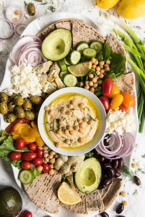 The Ultimate Hummus Plate | Easy party appetizers, recipes, cocktail recipes, entertaining tips and party ideas from /cydconverse/ Jalapeno Recipes Appetizers, Dinner Ideas Indian, Friday Night Dinner Ideas, Friendsgiving Recipes Appetizers, Hummus Plate, Pilsbury Recipes, Summer Party Appetizers, Friday Night Dinner, Appetizer Dishes