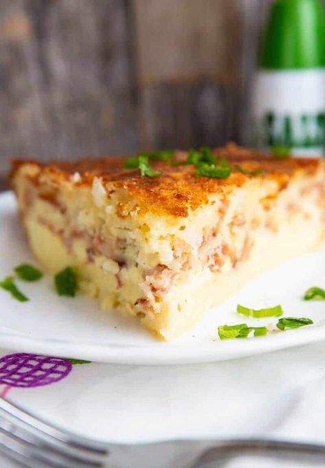 The Bisquick Impossible Quiche Recipe - The Kitchen Magpie Bisquick Impossible Quiche Recipe, Seafood Quiche, Impossible Quiche, Best Quiche, Best Quiche Recipes, Sausage Quiche, Lunch Foods, Breakfast Quiche Recipes, Quiche Recipes Easy