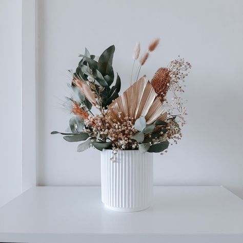 Bunny Tails In Vase, Golden Spear, Beach Inspo, Dried Florals, Baby Breath, Bunny Tails, Flowers Arrangements, Dry Flower, Beach Bar