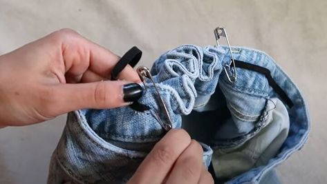 This is a guide on jeans-too-big hack. Learn how to fix jeans that are too big in this easy tutorial. Jeans Hacks, Shrink Jeans, Big Jeans, Sewing Jeans, Large Safety Pin, Oversized Jeans, Dress Alterations, Shirt Dress Casual, Tee Outfit