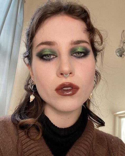 Green Grunge Makeup, Liquid Eyeshadow Look, Green And Brown Makeup, Earthy Makeup Looks, Makeup Looks Glitter, Green Eyeshadow Looks, Earthy Makeup, Witchy Makeup, Kush Mascara