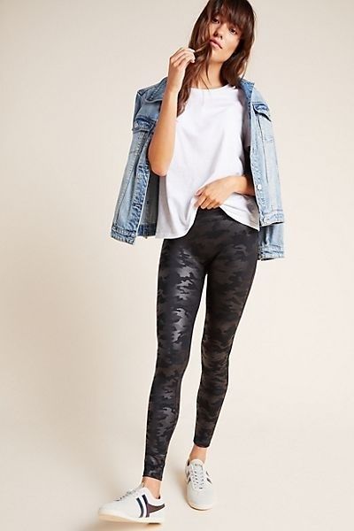 Camo leggings, love love love! #camo #leggings #spanx #ad #athleisure Camo Leggings Outfit, Leather Leggings Outfit, Black Faux Leather Leggings, Leggings Outfit, Velvet Leggings, Camo Leggings, Faux Leather Leggings, Seamless Leggings, Leather Leggings