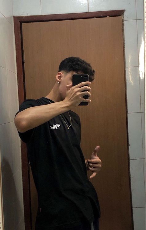 Streetwear Wallpaper, Fake Tumblr, Bf Picture, Mirror Selfie Poses, Aesthetic Boys, Mirror Photo, Story Instagram, Neymar Jr, Selfie Poses