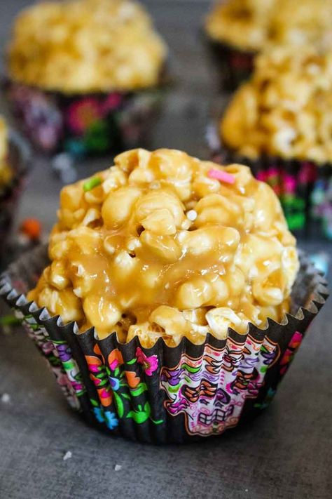 Sweet and Salty Caramel Popcorn Balls Caramel Popcorn Balls Recipe, Fall Recipes Snacks, Sweet And Salty Popcorn, Caramel Popcorn Balls, Popcorn Recipes Sweet, Popcorn Balls Recipe, Popcorn Recipes Easy, Marshmallow Popcorn, Popcorn Recipes Caramel