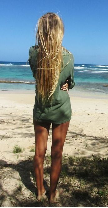 Surf Hair, Summer Highlights, Beautiful Blonde Hair, Green Beach, Surfer Girl Style, Trik Fotografi, Beach Poses, Candid Photography, Surfer Girl