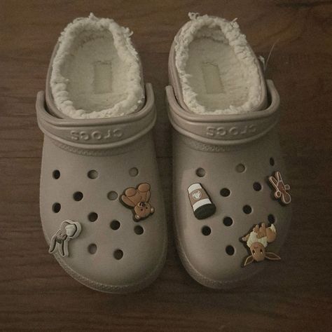 Crocs Decorations, Croc Aesthetic, Croc Decorations, Black Crocs, Crocs Fashion, Cute Slippers, Cute Sneakers, Croc Charms, All Things Cute