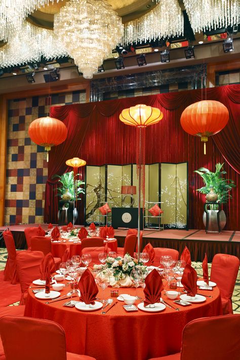 Chinese Wedding Table Setup Chinese Wedding Banquet, Chinese Wedding Favors, Wedding Reception Rooms, Chinese Banquet, Asian Wedding Decor, Chinese Wedding Decor, Wedding Favor Table, Chinese Table, Unique Wedding Receptions