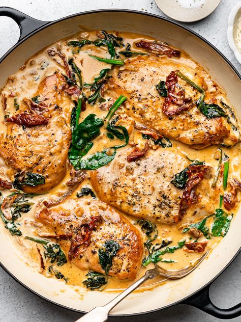 Weeknight dinner is solved with this 35-minute Creamy Tuscan Chicken! Golden-crusted chicken in a creamy, flavourful sauce ~ Delish! Chicken Tuscan, Creamy Tuscan Chicken Recipe, Tuscan Chicken Pasta, Creamy Tuscan Chicken, Chicken Breast Seasoning, Tuscan Chicken, Chicken Dishes Recipes, Chicken Thigh Recipes, Creamy Chicken