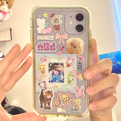 decorated my phone case and its so cute Decorate Phone Case Aesthetic, Decorating Phone Cases Diy Stickers, Decorated Phone Cases With Stickers, Decorated Clear Phone Case, Phone Case Decoration Stickers, Sticker Phone Case Aesthetic, Cute Phone Aesthetic, Clear Phone Case Decorations, Cute Phone Case Ideas