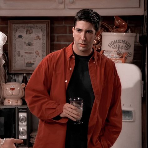 Friends 90s, Ross Friends, Comedy Shows, 90s Tv Shows, Surf Aesthetic, David Schwimmer, Friends Cast, Ross Geller, 90s Tv