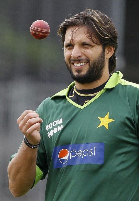 Shahid Afridi Virat Kohli Portrait Photography, Cricket Coaching, Shahid Khan, Cricket Players, Shahid Afridi, Messi Photos, Pakistan Cricket Team, Ab De Villiers, Cricket Wallpapers