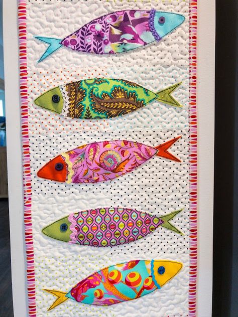 Sardine Soirée Quilt - Samelia's Mum Quilted Fish Pattern, Fish Quilt Pattern, Stitching Diy, Free Quilting Patterns, Fish Quilt, Fabric Fish, Japanese Quilts, Fabric Postcards, Fabric Cards