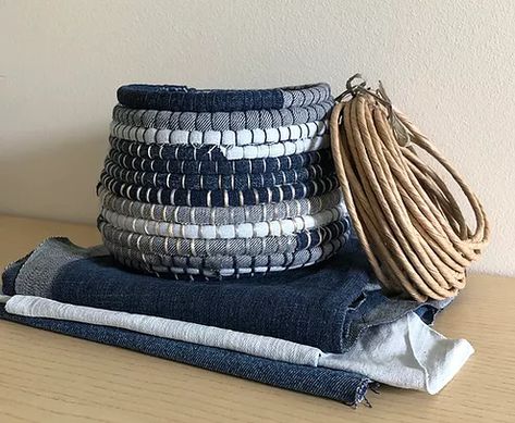 Denim Basket, Macrame Basket, Basket Weaving Diy, Denim Crafts Diy, Blue Jeans Crafts, Jean Crafts, Denim Ideas, Recycle Jeans, Denim Crafts