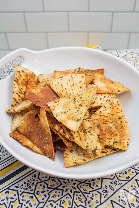 Pita Chips Recipe, Baked Pita Chips, Homemade Pita Chips, Homemade Pita, Fattoush Salad, Pita Bread Recipe, Caramelized Onion Dip, Crispy Chips, 5 Ingredient Recipes