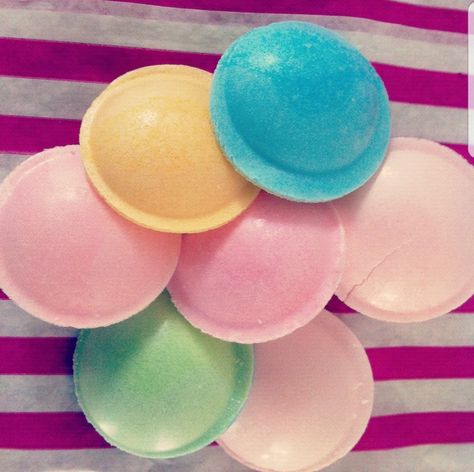 Flying Saucers - back to the fifties, after the end of sugar rationing - I loved many kind of sherbet. 90s Sweets Uk, Retro Sweets Uk, 80s Sweets, Paper Shells, Uk Nostalgia, Penny Sweets, Old Sweets, Uk 90s, Uk Sweets