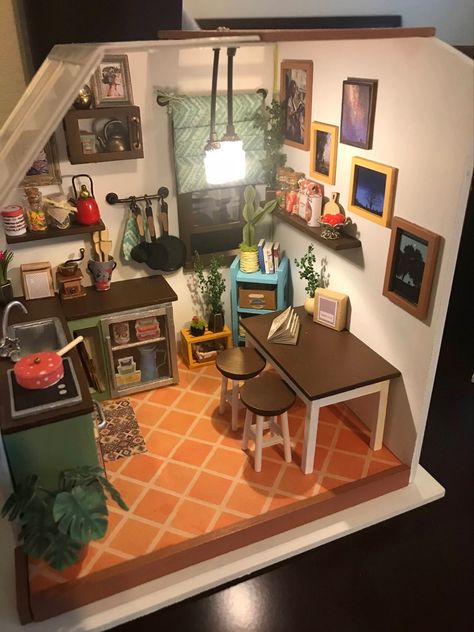 Miniature Rooms Dioramas, Rolife Miniature Display, Mini House Diorama, Mini Room Craft, Miniature Diaroma, Room Box Ideas, Miniature Apartment, Diy Miniature House, Miniature Bedroom