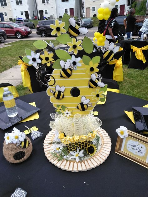 Bumblebee Centerpiece Ideas, Bee Centerpiece Ideas Diy, Bee Themed Centerpieces, Bee Centerpiece Ideas, Bee Centerpieces, Bee Shower Theme, Diy Bumble Bee, Bumble Bee Party, Bee Party Decorations