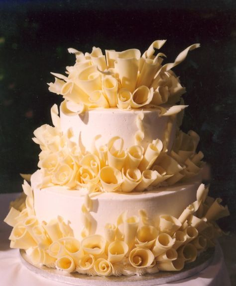 White Chocolate Curls - Pastries Like a Pro White Chocolate Curls, 40 Anniversary, White Chocolate Shavings, Hungry Eyes, Baking Decor, White Cake Recipe, Modelling Chocolate, White Cakes, Specialty Cake