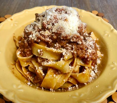 Ragù alla Bolognese (Pappardelle Bolognese) - Easy DIY Recipes White Bean Soup Recipes, Slow Cooked Chicken, Bean Soup Recipes, Classic Italian Dishes, Sweet Wine, White Bean Soup, Vegetable Protein, Diy Recipes, Meat Sauce