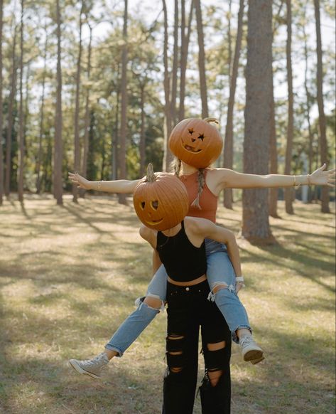 Best Friends Aesthetic Dark, Pumpkin Head Trend, Pumpkin Head Photoshoot Friends, Plastic Jack O Lantern, Pumpkin Head Photoshoot, Head Photoshoot, Lantern Pumpkins, Pumpkin Patch Photoshoot, Fall Photo Shoot Outfits