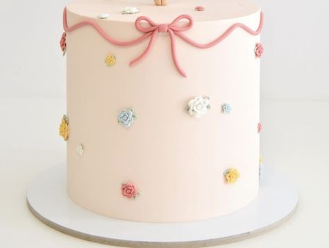 Pastel Polka Dot Cake, Pastel First Birthday Cake, Happy Birthday Cake Girl, Pink Smash Cake, Pastel Birthday Cake, Minnie Birthday Cake, Cake With Flowers, Baby First Birthday Cake, Smash Cake Girl