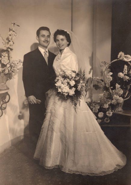 Couples Vintage, Vintage Bridal Fashion, Nostalgic Wedding, 1940s Wedding, Wedding Dress Alterations, Vintage Wedding Photos, Wedding Gowns Vintage, Foto Vintage, Vintage Bride