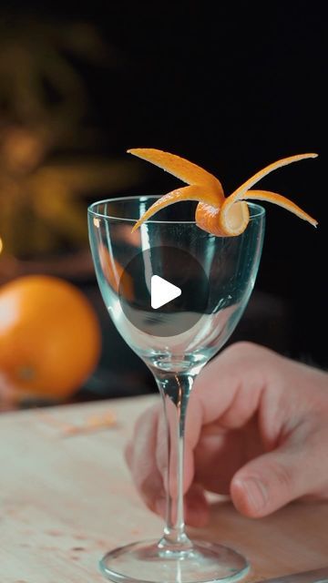 𝗖𝗿𝗶𝘀𝘁𝗶𝗮𝗻 𝗣𝗮𝘀𝘀𝗮𝗿𝗲𝗹𝗹𝗶 𝑩𝒂𝒓𝒕𝒆𝒏𝒅𝒆𝒓 | 💡🍊 Garnish Idea With Orange Peel  #mixology #summercocktails #garnish #cocktailgarnish #garnishtutorial #mixologytutorial #garnishidea... | Instagram Cocktail Garnish Ideas Creative, Creative Cocktail Garnishes, Drink Garnish, Cocktail Garnishes, Fruit Garnish, Drink Garnishing, Cocktail Garnish, Creative Cocktail, Drink Up