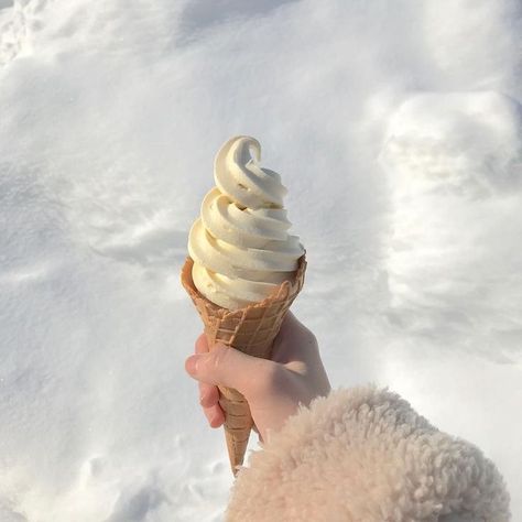 Cream Aesthetic, Soft Serve Ice Cream, Milk Shakes, Ice Cream Desserts, Food Dessert, Soft Serve, Vanilla Ice Cream, White Aesthetic, Pretty Food