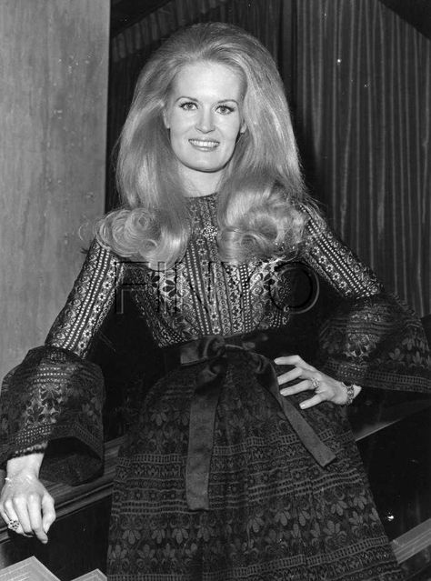 In MEMORY of LYNN ANDERSON on her BIRTHDAY - American country singer, songwriter and television personality. She is most remembered for her signature recording crossover hit, "Rose Garden." The song was a number one hit in the United States and internationally. Additionally, Anderson had four number one singles and 18 top ten hits on the Billboard country songs chart. She has also been regarded as one of country music's most significant performers. Sep 26, 1947 - Jul 30, 2015 (heart attack) Classic Singers, Lynn Anderson, Old Country Music, Playful Art, James Webb, V Dress, R&b Music, Bookmaking, Country Music Artists