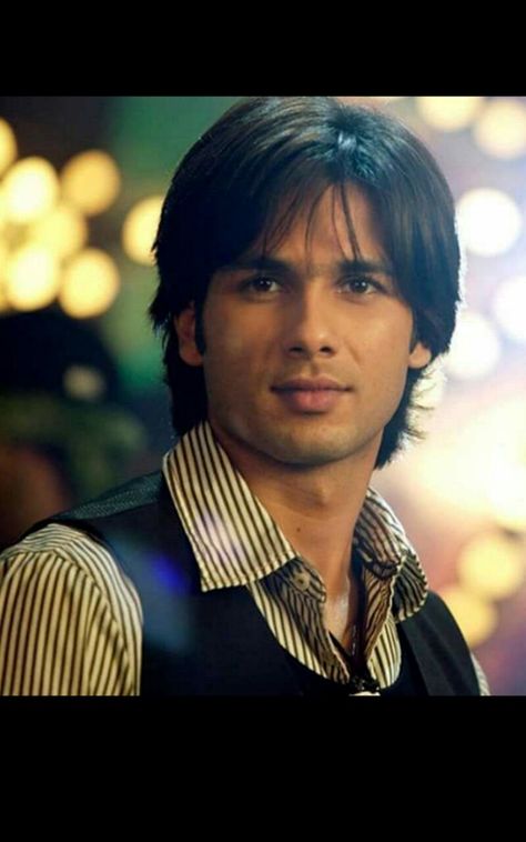 Shahid Kapoor 2000s, Young Shahid Kapoor, Men's Short Hair, Shahid Kapoor, Beautiful Status, Shahrukh Khan, Bollywood Actors, Bollywood Movies, Bollywood News