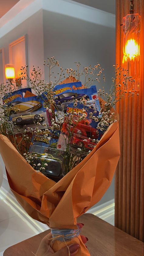 Car Bouquet For Boyfriend, Hot Wheel Flower Bouquet, Men Flower Bouquet Gift, Car Flower Bouquet, How To Make A Hot Wheels Bouquet, Hot Wheels Bouquet Tutorial, Hotwheel Bouquets, Hot Wheels Flower Bouquet, Truck Gifts For Boyfriend