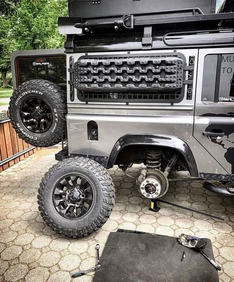 @defender_nature on Instagram: “Changing shoes 👠 🥾 Did you put on your winter shoes? ❄️ . . 📸: @lars_royce . #landroverdefender #landrover #defender #offroad…” Defender Conversion, Defender Td5, Defender Camper, Land Rover Defender 90, Defender 90, Land Rover Defender, Winter Shoes, Royce, Range Rover