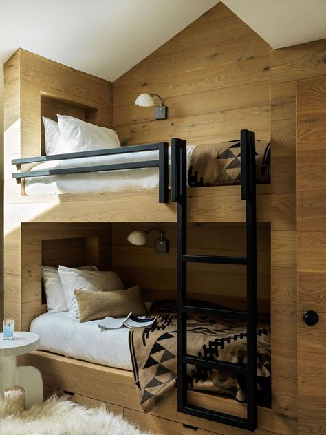 Alfredo Paredes Studio Vermont Ski House Vermont Ski House, Scandinavian Cabin Interior, Stylish Kids Room, Ski House Decor, Cozy Bedrooms, Ski Cabin, Built In Bunks, Bunk Rooms, Swiss Chalet