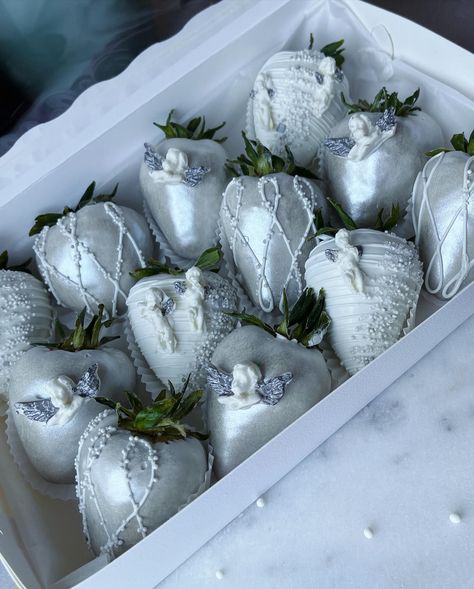 A Silver Baptism set but this time with a pop! Strawberries, Cakepops and Pretzels to help the big celebration! • • • • • • #chocolate #chocolatecoveredstrawberries #chocolatecoveredpretzels #chocolatecoveredricekrispies #cupcakes #cakepopstagram #partytreats #sweettreats #baptism #bautismo #birthdaytreats #silver #silverandwhite #silverparty #treatmaker #losangelestreats #losangelessmallbusiness #pasadena #sgv #sdg20k Pink And Silver Strawberries, White And Silver Strawberries, Silver Strawberries, Strawberries Dipped In White Chocolate, White And Silver Chocolate Covered Oreos, Celebration Chocolate, 13 Birthday, Custom Desserts, Silver Party