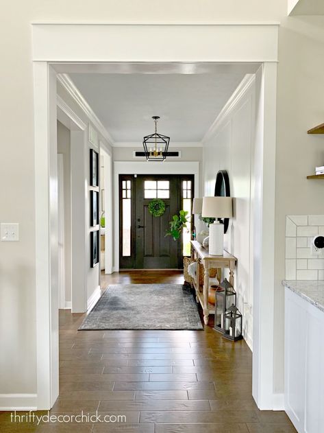 Spanish House Style, Farmhouse Door Trim, Doorway Molding, Creative Door Ideas, Foyer Entryway Ideas, Trim Molding Ideas, Doorway Ideas, Cozy Transitional, Stairway Walls