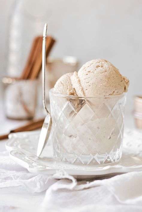 Cinnamon Ice Cream Recipe, Bourbon Ice Cream, Snickerdoodle Cake, Churn Ice Cream, Ice Cream Photography, Cinnamon Ice Cream, Chocolate Pecan Pie, Frozen Custard, No Churn Ice Cream