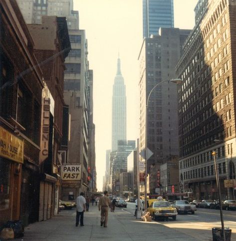 New York Empire State Building, 1970s Aesthetic, Digital Pics, Contemporary History, Famous Buildings, New York Aesthetic, Pics Art, Character Aesthetic, Empire State