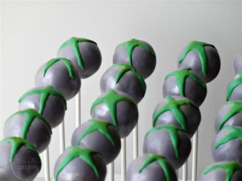 All sizes | XBox logo cake pops | Flickr - Photo Sharing! Xbox Decorations Ideas, Gaming Cake Pops, Gamer Cake Pops, Video Game Cake Pops, Xbox Party Food, Xbox Cake Ideas, Halo Cake, Gamer Cake, Xbox Party