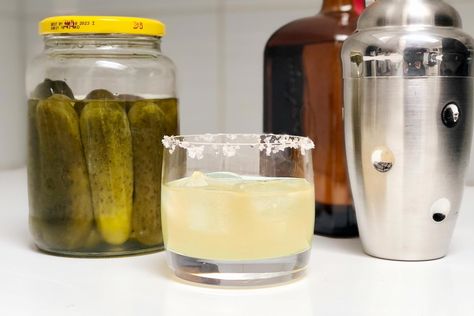 This Pickle Juice Margarita Is the Perfect Salty Summer Drink Pickle Margarita, Lime Margarita Recipe, Strawberry Basil Margarita, Mint Margarita, Classic Margarita Recipe, Creamy Carrot Soup, Peach Margarita, Favorite Pie Recipes, Blueberry Mint